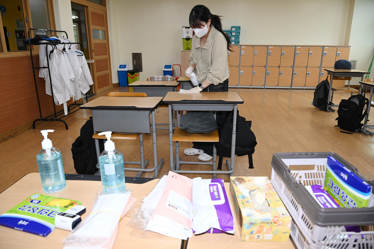 코로나19 확진자가 증가세를 보이며 재유행 단계에 들어선 가운데 20일 대전산업정보고등학교에서 교사가 교실을 소독하고 있다. 김주형 기자 kjh2667_@cctoday.co.kr