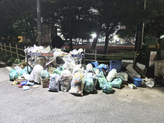 주택가 생활쓰레기 분리배출 장소 모습. 사진 전종원 기자