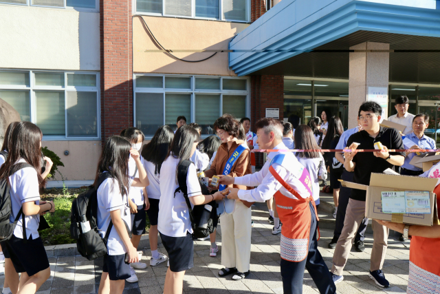 22일 대전여자중학교에서 진행된 아침밥 먹기 캠페인’ 진행모습.농협 대전본부 제공.