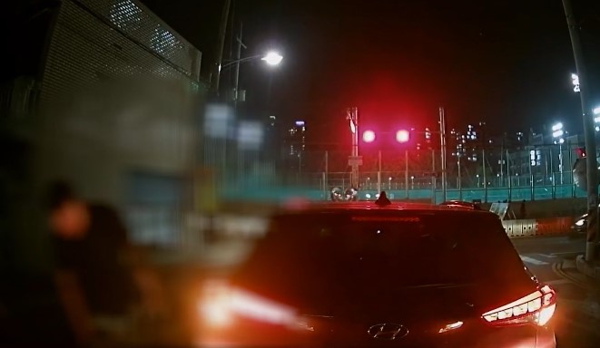 고의 접촉 사고 후 피해자인 척 차에서 내려 차량 상태 확인하는 일당[충남경찰청 제공. 재판매 및 DB 금지]