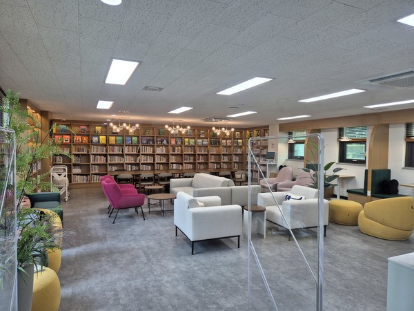 ▲ 평일 오후 대동 달빛아트센터에 위치한 북카페 이용하는 시민이 많지 않아 한산한 분위기다. 사진=강승구 기자