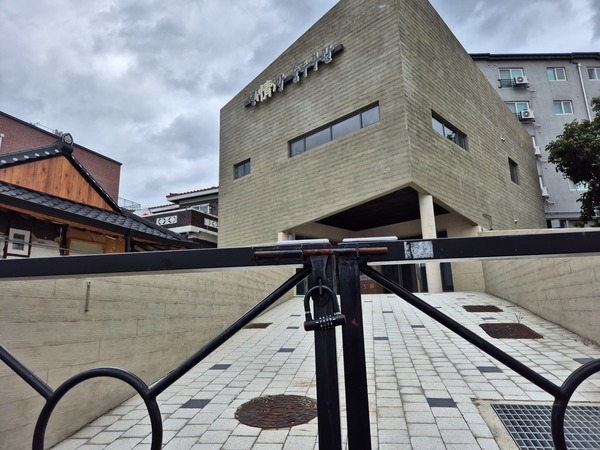 ▲ 평일 오후 동구 가오동에 위치한 정(情)말 숨두부관 입구에 자물쇠가 걸려있다. 사진=강승구 기자