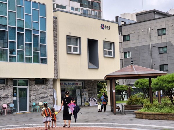 ▲ 평일 오후 유성구에 위치한 안녕센터. 한 가족이 손잡고 안녕센터에 방문하고 있다. 사진=강승구 기자