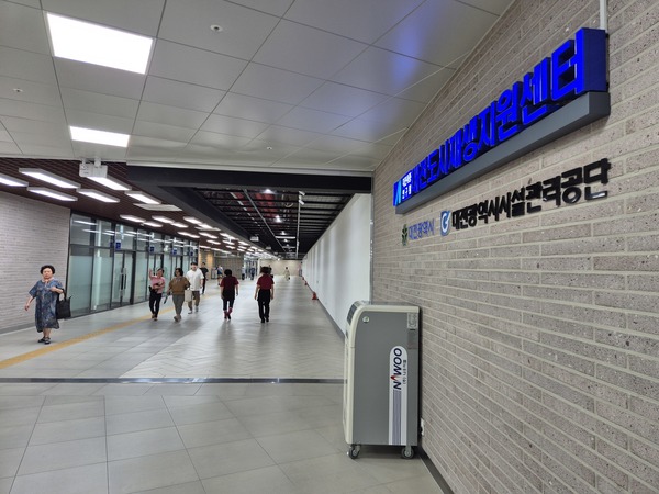 ▲ 평일 오후 대전 중앙로 지하상가와 대전역 지하 상가를 연결한 연결통로에 시민들이 지나다니고 있다. 사진=강승구 기자