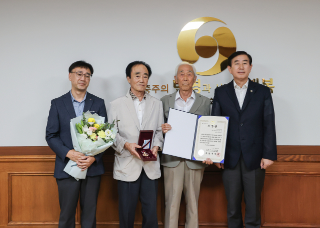 충북 충주시는 26일, 6.25 전쟁에 참전해 공을 세운 고(故) 이상복 중사와 고(故) 홍병원 병장 유족에게 화랑무공훈장을 전수했다.사진=충주시