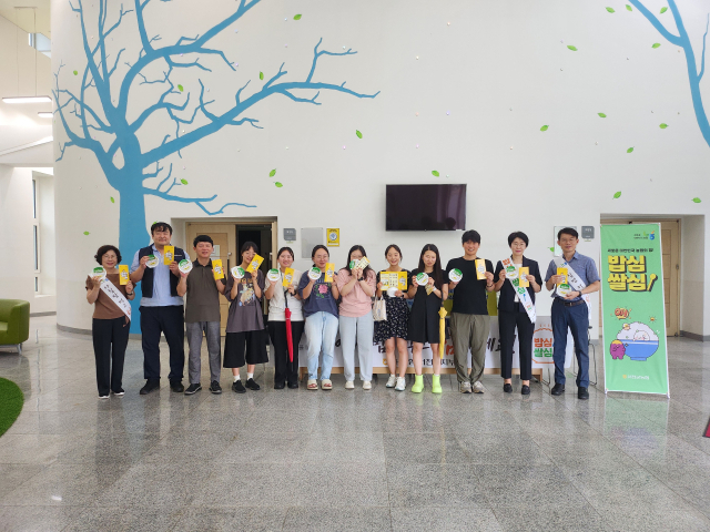 농협 서천군지부가 국립생태원에서 실시한 쌀소비촉진 캠페인.사진=농협 서천군지부 제공.