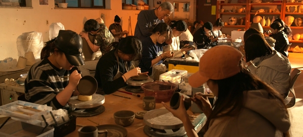 ▲ 목원대학교 미술디자인대학 물레성형실에서 도자디자인학과 학생들이 도자기를 빚고 있다.  목원대학교 제공