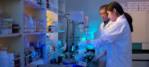 ▲ 목원대학교 보건안전대학 화장품학과 실험실에서 교수와 학생이 실습하고 있다.  목원대학교 제공