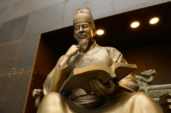 세종시청 4층에 위치한 세종대왕 동상. 세종시 제공