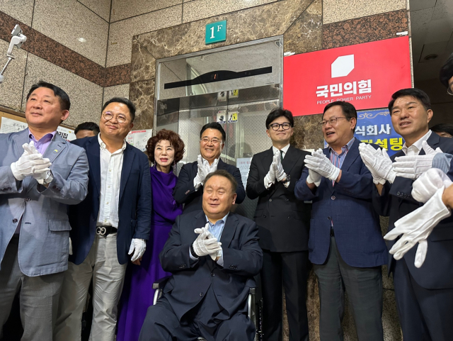 국민의힘 한동훈 대표가 27일 대전 동구 삼성동에서 열린 대전시당 이전 개소식에 참석해 현판식을 했다. 사진=이심건 기자