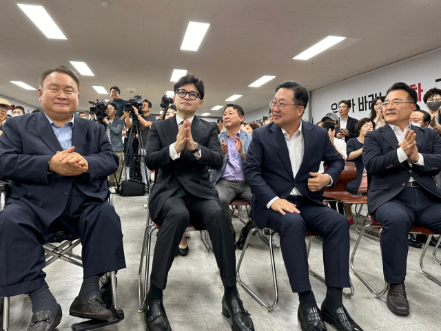 국민의힘 한동훈 대표(사진 가운데)와 이장우 대전시장(사진 오른쪽), 이상민 대전시당위원장(사진 왼쪽)이 27일 오후 대전시 동구 삼성동 국민의힘 대전시당에서 열린 새 청사 개소식에 참석해 대화를 나누고 있다. 사진=이심건 기자