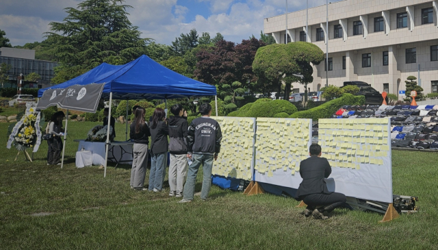 충남대학교 학생들이 한밭대와 통합에 반대하는 뜻을 담아 적은 포스트잇. ‘학생 의견을 들어주세요’, ‘타당한 이유 없이 진행하는 통합 반대합니다’ 등이 적혀 있다. 사진=김중곤 기자