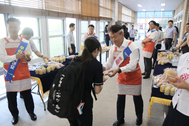 농협 대전본부는 28일 대전여자상업고등학교에서 ‘아침밥 먹기 캠페인’을 펼쳤다. 대전본부 제공