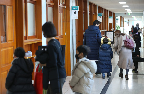 한 초등학교에서 열린 신입생 예비소집에서 신입생과 학부모들이 면접 교실을 찾아가고 있다. 사진=연합뉴스 제공
