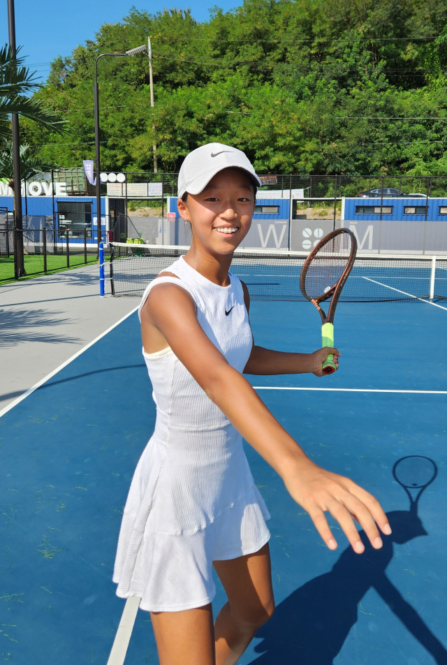 천안직산초등학교 테니스부 조서연 선수가 최근 두정동의 한 테니스장에서 진행된 본보와의 인터뷰를 마치고 사진 촬영 요청에 응하고 있다. 사진=이재범 기자.