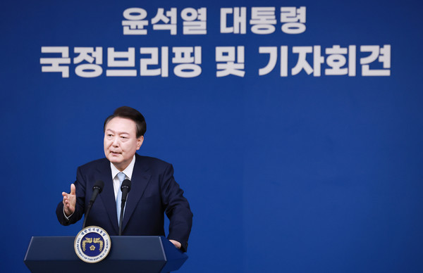  윤석열 대통령이 29일 오전 서울 용산 대통령실 청사에서 열린 '국정브리핑 및 기자회견'에서 의료개혁에 대한 질문에 답하고 있다. 사진=연합뉴스 제공