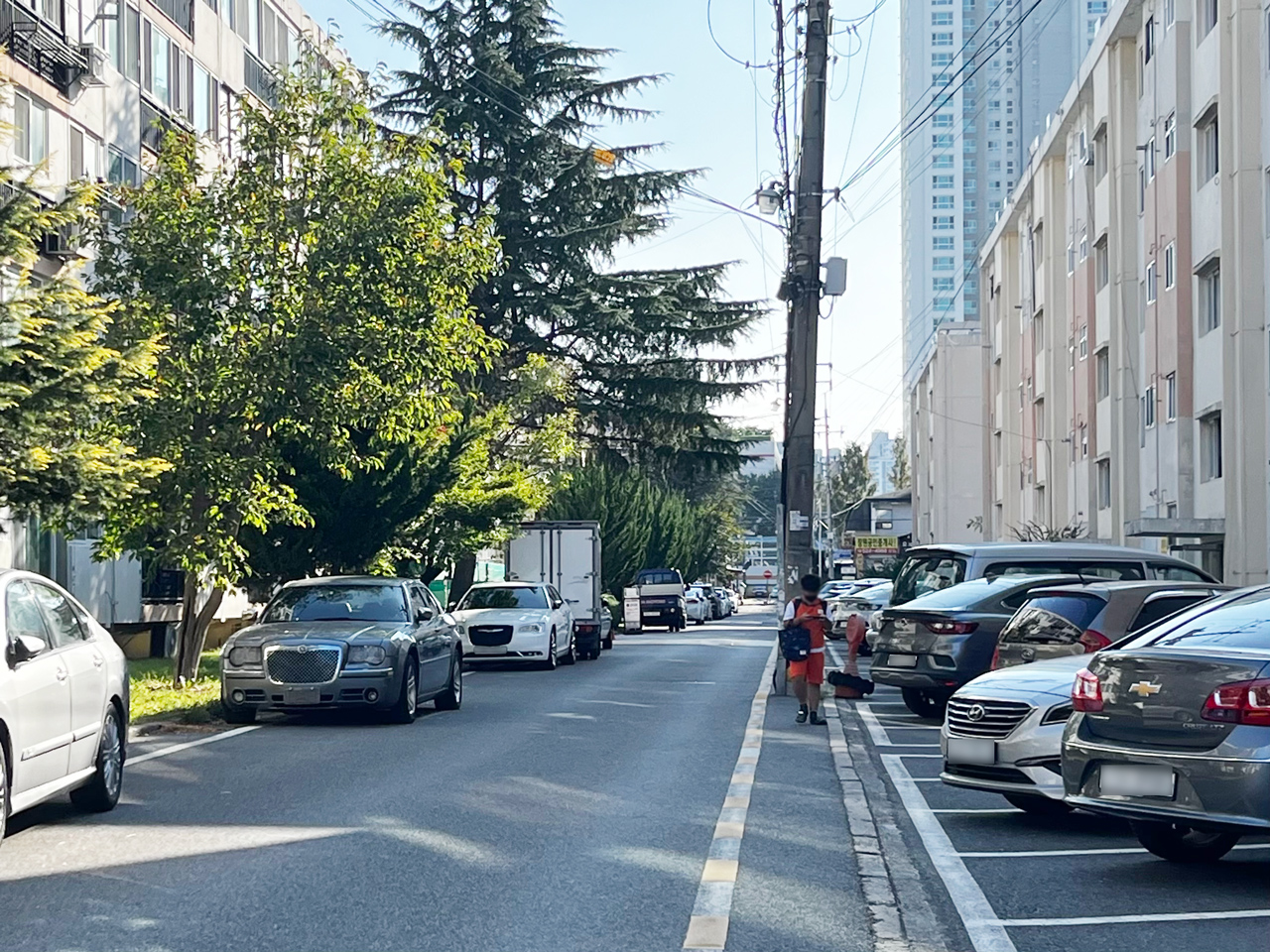 지난달 28일 오전 대전 중구의 한 초등학교 통학로에 별다른 보도가 확보되지 않아 한 학생이 빌라 주차장 옆 공간으로 등교하고 있다. 사진=조정민 기자