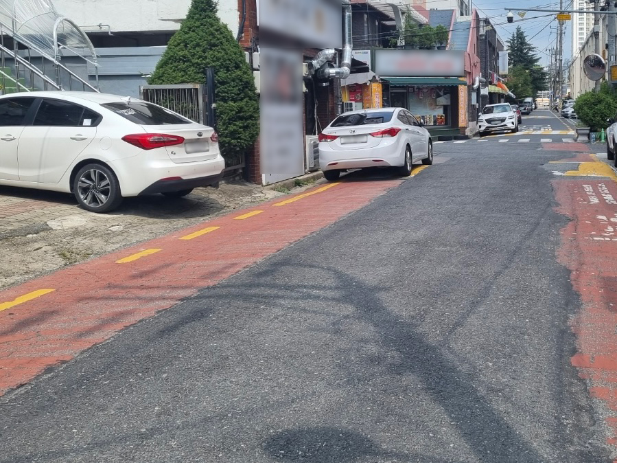 22일 대전 중구의 한 초등학교 스쿨존 도로포장이 벗겨져 어린이 보호구역 표시가 보이지 않는다. 사진=조정민 기자