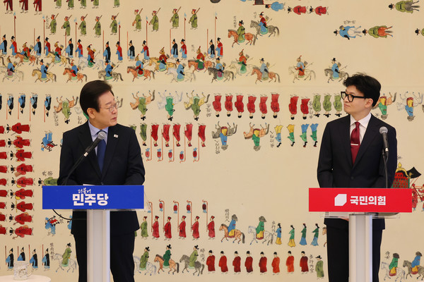 국민의힘 한동훈 대표와 더불어민주당 이재명 대표가 1일 오후 국회에서 열린 채상병 특검법, 금융투자소득세 폐지, 전 국민 25만원 지원법 등을 논의하는 여야 대표회담에 앞서 발언하고 있다. 사진=연합뉴스 제공