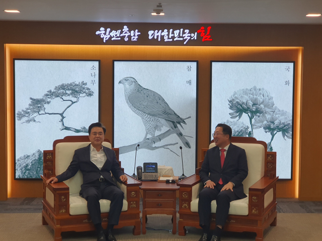 김태흠 충남지사와 이장우 대전시장이 2일 충남도청 외부인접견실에서 환담을 나누고 있다. 사진=권혁조 기자.
