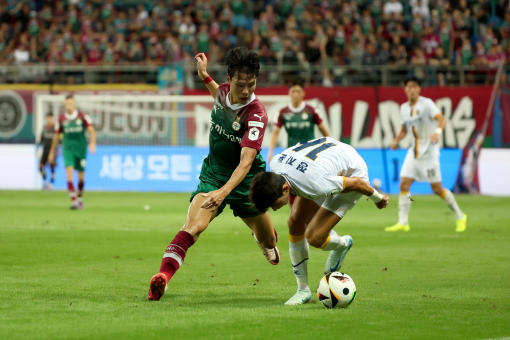 대전하나시티즌 최건주가 1일 대전월드컵경기장에서 열린 광주FC와의 경기에 출전해 상대에게서 공을 빼앗고 있다. 대전하나시티즌 제공