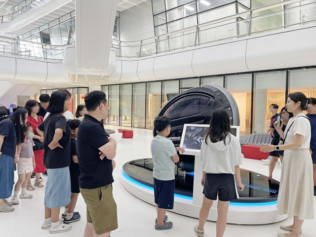 한국타이어앤테크놀로지는 지역사회와의 소통 강화를 위해 지난 8월 24일과 31일, 이틀에 걸쳐 하이테크 중앙연구소 ‘한국테크노돔’을 대전 시민 80여명에게 개방했다고 2일 밝혔다. 한국타이어앤테크놀로지 제공