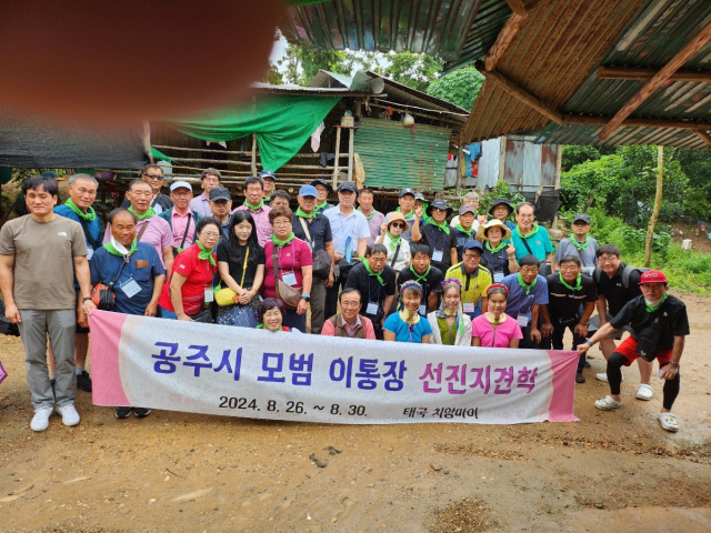 전통를 간직하며 살고 있는 쌍캄팽 민예마을 현지인과 기념촬영 모습.사진=김익환 기자