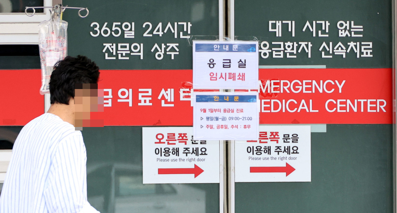 1일 오전 문이 닫힌 충북 충주시 건국대 충주병원 응급실 앞으로 환자가 걸어가고 있다.이 병원은 응급실 전문의 7명 중 5명이 사직하면서 이날부터 응급실을 제한 운영하기로 했다. 평일 오전 9시부터 밤 9시까지는 운영하지만, 야간과 주말에는 문을 닫는다. 2024.9.1 사진=연합뉴스. 