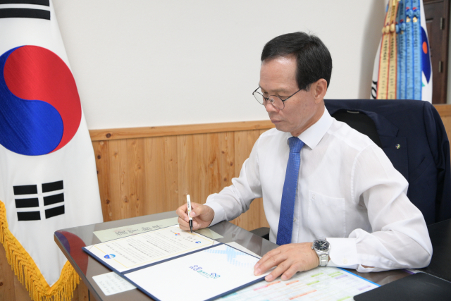 조병옥 음성군수는 지역특화 도시재생 산업관광 확대를 위한 기업 업무협약을 체결했다. 음성군 제공