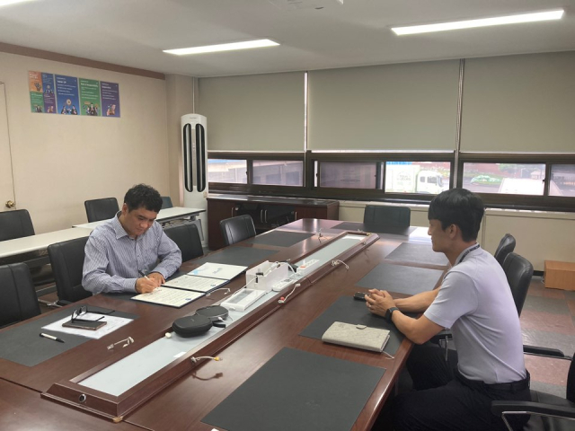 CJ푸드빌 공장장이 음성군과 지역특화 도시재생 산업관광 확대를 위한 업무협약에 싸인하고 있다. 음성군 제공