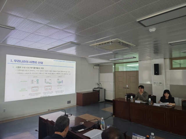 3일 단양군청 2층 회의실에서 열린 단양군 자원순환시설세 법제화 민관합동추진단 발대식에서 정성진 강원대 비교법학연구소 박사가 설명을 하고 있다. 단양=이상복 기자 cho2225@cctoday.co.kr