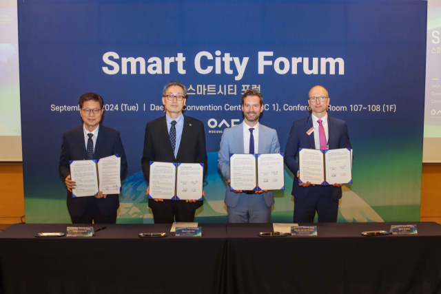 우송대학교가 3일 대전컨벤션센터(DCC)에서 개최된 세계경제과학도시 창립총회에서 대전시, 독일 도르트문트시, 독일 FH도르트문트대학교와 4자 협약을 체결했다. 우송대학교 제공