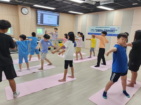 ▲ 서산시가족센터 센터 동아리실에서 다문화가족 자녀 소통하는 파워브레인을 운영했다.  서산시사회복지햡의회 제공