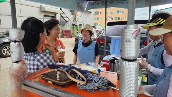 운산감리교회 봉사분과에서는 자원 활동으로 매주 토요일마다 4~5명씩 조를 편성해 요즘처럼 무더위가 계속되는 사상 초유의 폭염 속에 어려움을 겪고 있는 주변 이웃들을 위해 교회 옆에 조그마한 텐트를 치고 시원한 음료를 무료 대접하는 봉사를 펼치고 있다.