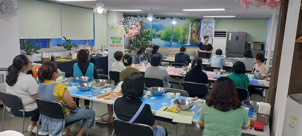 (재)서산시복지재단은 지난 8월 20일 복지시설 종사자 20명을 대상으로 배움지원사업 ‘베이킹 교육’을 진행했다.