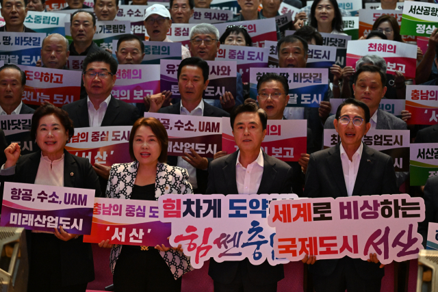 김태흠 충남지사는 3일 민선 8기 3년 차 시군 방문 열 번째 일정으로 서산시를 찾아 서산 문화회관 대공연장에서 도민과의 대화를 진행했다. 충남도 제공