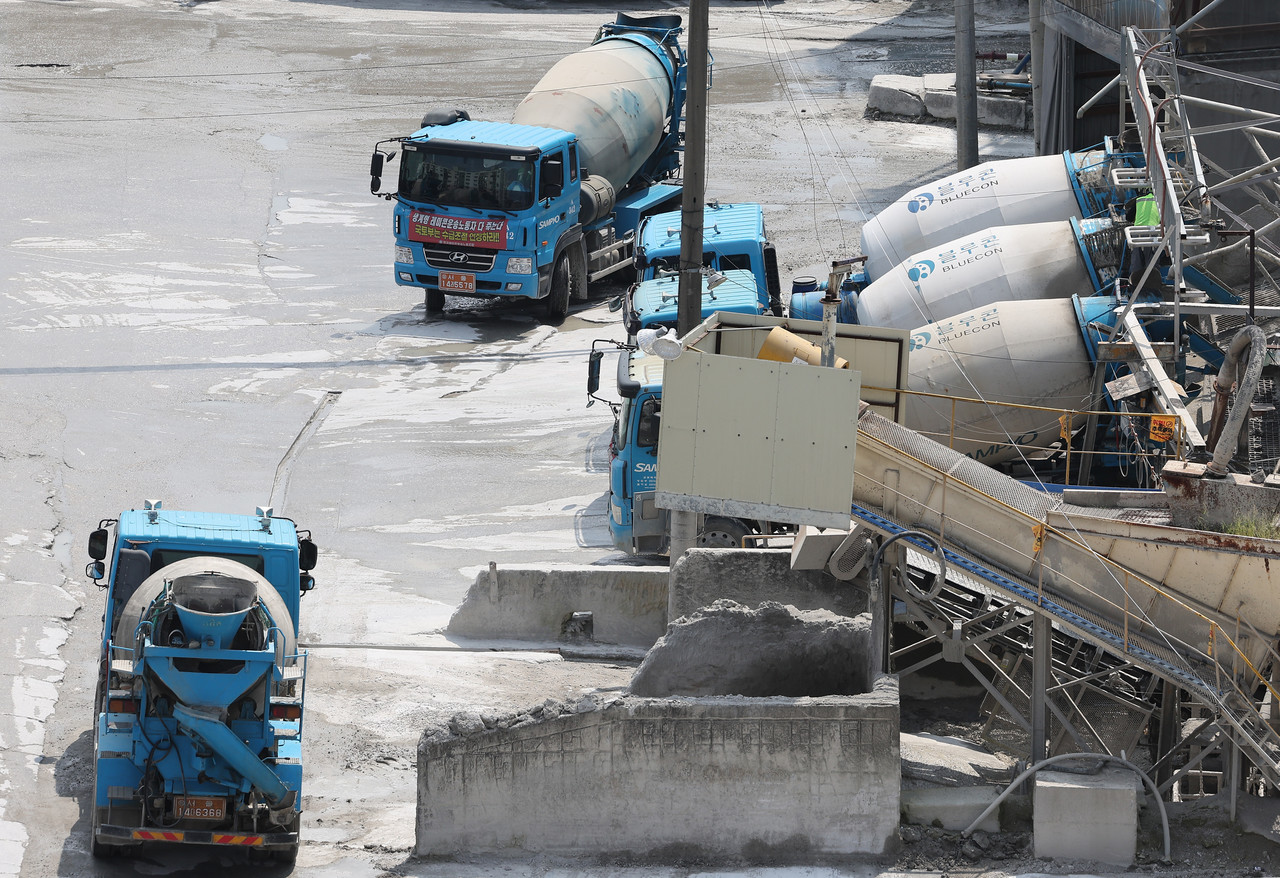 한 시멘트 공장에 레미콘 차량이 주차되어 있다. 사진=연합뉴스.