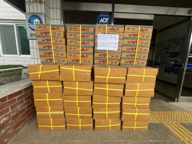 익명의 기부자가 지난 3일 새벽 회인면행정복지센터에 편지와 함께 건멸치 144상자를 기부했다.(사진/보은군 제공)