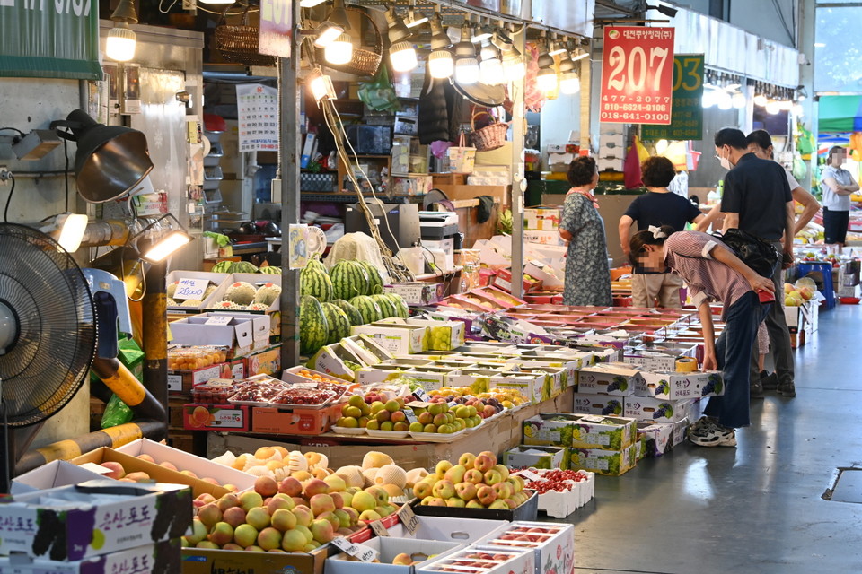 지난 29일 대전 유성구 노은농수산물도매시장 청과물동에서 시민들이 추석을 앞두고 과일들을 살펴보고 있다. 김주형 기자 kjh2667_@cctoday.co.kr