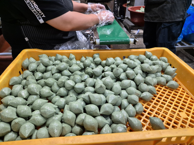 평일 오후 대전 서구 한민시장에 위치한 떡집은 다가올 추석을 위해 송편 만들기가 한창이다. 사진=강승구 기자