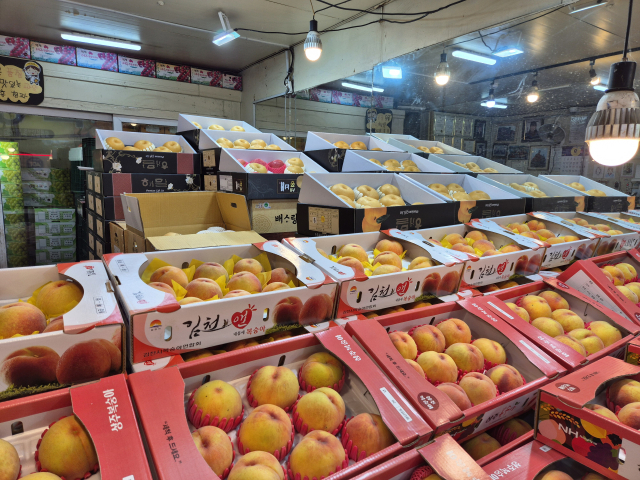 한민시장에 위치한 한 청과 가게. 추석 과일 선물을 위한 과일 상자가 높게 쌓여있다. 사진=강승구 기자