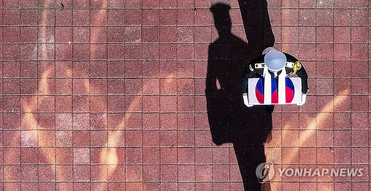 2023년 11월 24일 경북 영천 호국원에서 엄수된 6·25전사자 발굴유해 합동 영결식에서 장병들이 유해를 운구하고 있다.육군 50사단은 올해 6·25전쟁 낙동강 방어선 격전지였던 군위, 영천, 칠곡, 문경에서 25구의 전사자 유해와 2천278점의 유퓸을 발굴했다. 2023.11.24 사진=연합뉴스. 