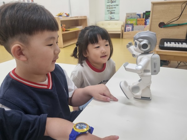 ▲ 산동초등학교병설유치원 유아들이 알파미니 로봇과 대화를 하고 있다. 산동초등학교병설유치원 제공