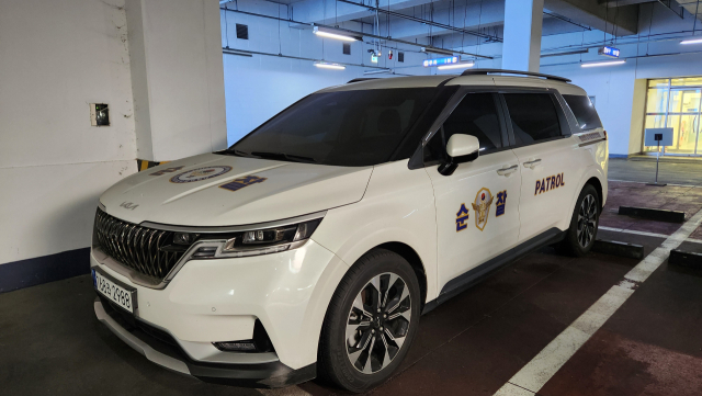 천안시청 지하 1층에 주차된 천안시동남구자율방범연합대 차량. 지난해 구입한 이 차량은 전임 연합대장의 사적 유용 의혹이 제기되면서 천안시가 지난 1월부터 이곳에서 보관하고 있다. 사진=이재범 기자.