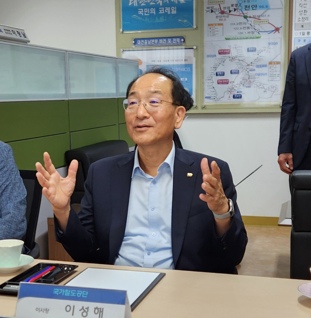 이성해 국가철도공단 이사장이 6일 오후 천안역장실에서 진행된 경부선 천안역사 증개축 시공사 선정 유찰에 따른 대책 마련 간담회에서 발언하고 있다. 사진=이재범 기자.