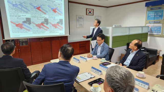 6일 오후 천안역장실에서 진행된 ‘경부선 천안역사 증개축 시공사 선정 유찰에 따른 대책 마련 간담회’ 참석자들이 설계업체 관계자로부터 단계별 시공계획에 대한 설명을 듣고 있다. 사진=이재범 기자.