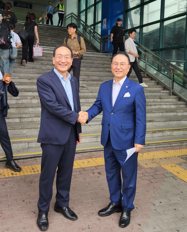 6일 오후 진행된 ‘경부선 천안역사 증개축 시공사 선정 유찰에 따른 대책 마련 간담회’를 마친 이성해 국가철도공단 이사장과 박상돈 천안시장이 악수하고 있다. 사진=이재범 기자.