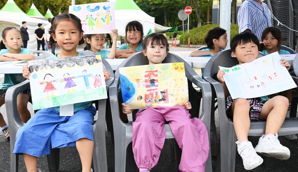 6일 대전 서구 보라매공원에서 열린 '2024 우리농수축산물큰잔치 대전·세종·충청 푸드페스타’에서 우리가족 그리기 대회가 열려 어린이들이 기념 촬영을 하고 있다. 김주형 기자 kjh2667_@cctoday.co.kr