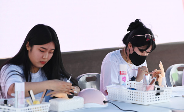 6일 대전 서구 보라매공원에서 열린 '2024 우리농수축산물큰잔치 대전·세종·충청 푸드페스타’에서 BSA 월드네일컴피티션이 열려 참가자들이 네일아트 꾸미기에 열중하고 있다. 김주형 기자 kjh2667_@cctoday.co.kr