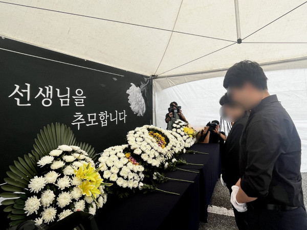 6일 진행된 故대전용산초 교사 1주기 추모식에서 대전지역 교원노조·단체 관계자들이 헌화하고 있다. 사진=조정민 기자